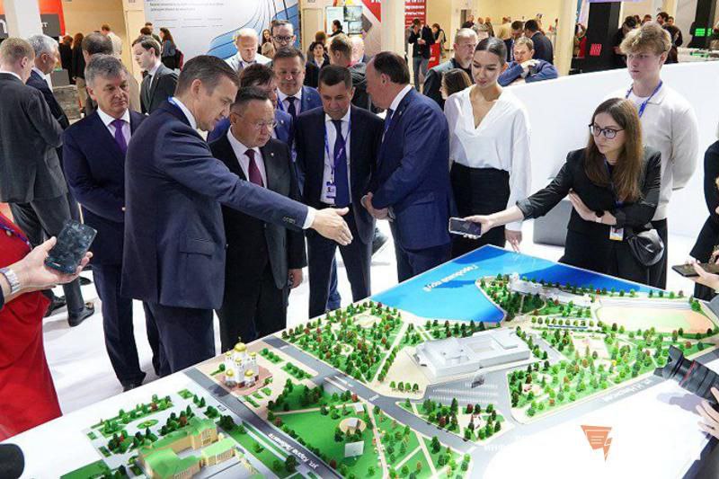 Ирек Файзуллин министр строительства РФ прилетел на форум 100 в Екатеринбург Как сообщает корреспондент ЕАН министр уже обошел стенды форума в компании мэра Екатеринбурга Алексея Орлова и заместителя губернатора Свердловской области Сергея Швиндта Ожидается что министр примет участие в пленарной сессии Технологический прорыв EanNews