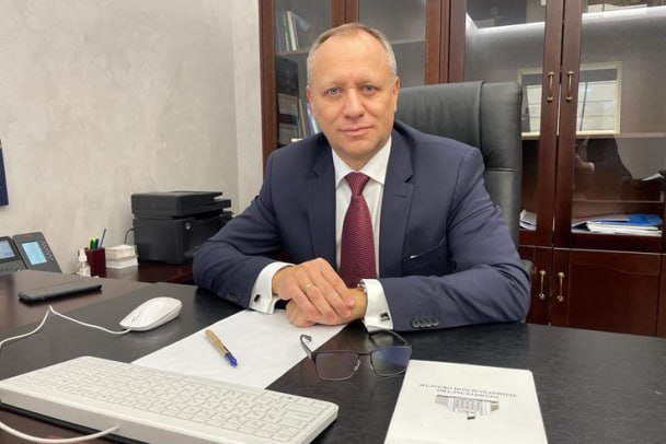 Муниципалы, вам морковка. Кое-кому возвращают градостроительство Революционный шаг с точки зрения градостроительного законодательства совершает правительство Ленобласти. По информации 47news, председатель комитета градостроительной политики Игорь Кулаков написал и подал в ЗакС законопроект, меняющий роли ответственных за подготовку, утверждение и внесение изменений в правила землепользования и застройки ПЗЗ . Так, после принятия документа депутатами этот функционал перейдёт от региональных властей руководству муниципальных округов. Изменения вступят в силу со следующего года. "Предлагаемое перераспределение полномочий обусловлено централизацией местного самоуправления на территории муниципальных округов, ростом уровня финансового, кадрового, организационного обеспечения работы в градостроительной сфере в органах местного самоуправления муниципальных округов", - говорится в пояснительной записке. Как уточнил Кулаков в беседе с 47news, речь о предоставлении соответствующего функционала только муниципальным округам, на городские или районы это не распространяется. Несложно догадаться, что на данный момент воспользуется новым правом Гатчинский муниципальный округ. Подробнее об изменениях в ПЗЗ, и чем они привлекательны, читайте в нашем материале. сайт Комитета градостроительной политики Ленинградской области