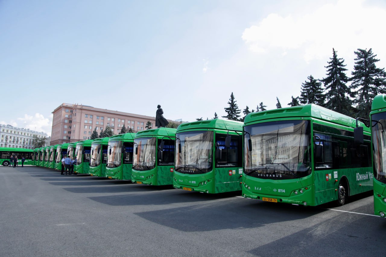 Власти отчитались об успехах в обновлении челябинского общественного транспорта С начала года в регион поступил 101 автобус приобретенный перевозчиками за счет федеральной субсидии через систему льготного лизинга АО ГТЛК В этом году новые автобусы вышли на девять направлений в Челябинской агломерации В столице региона обновлены маршруты 15 17а 74 95 и 158к в Копейске 2 и 21а а также пригородные направления 213 и 348 Автобусы которые были куплены по нацпроекту перевезли уже свыше 300 тыс пассажиров Всего в 2025 году в Челябинскую область поступило около 245 единиц пассажирского транспорта в том числе 27 трамваев 120 автобусов и 98 троллейбусов Подписаться на канал ЕАН Челябинск