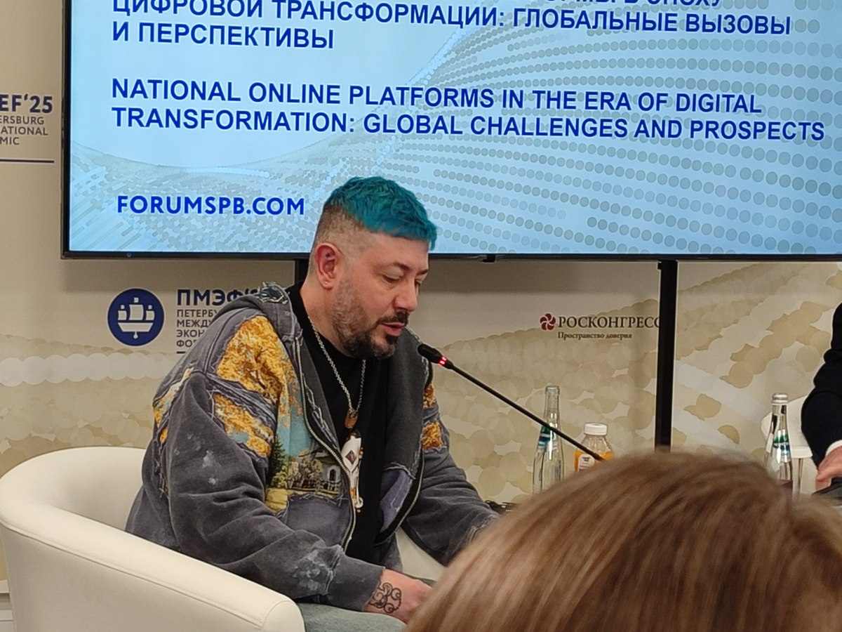 «Телек ещё рано хоронить» — на ПМЭФ обсудили, как «зумеры переизобретают телевидение» Светлана Баланова, генеральный директор АО «Национальная медиа группа», подчеркнула, что сейчас актуализируется борьба «быстрого контента» с «длительным». По её словам, ТВ-контент остаётся «самым качественным в мире», и его потребление через соцсети продолжает расти. Степан Ковальчук, старший вице-президент по медиастратегии и развитию сервисов VK, рассказал о рекордных объёмах потребления контента с отечественных платформ: «3 миллиарда минут в сутки — просмотры VK Видео». С помощью сервиса смотрят в том числе телевизионные передачи. Подробнее — на сайте Лениздата На фото: модератор секции Артемий Лебедев Автор фото: Лениздат.ру