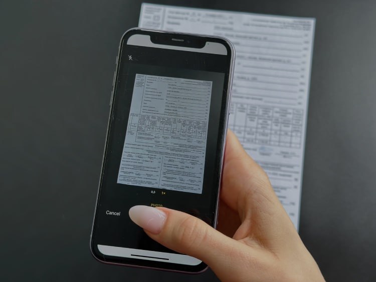 Месяц работы бухгалтера за минуту Компания Smart Engines разработала систему которая способна обработать месячный объем первичных документов буквально за минуту  ИИ распознает акты накладные счета фактуры и другие документы  Извлекает нужные данные и сразу переносит их в учетные программы Технология обрабатывает до 900 страниц в минуту и умеет определять тип документа проверять наличие подписей и печатей работать с многостраничными файлами Решение можно установить на внутренний сервер компании или встроить в мобильные и веб приложения Интернет для работы не нужен что повышает уровень защиты данных В Smart Engines отмечают что с учетом предстоящих налоговых изменений в 2026 году подобные системы помогут бизнесу быстрее и проще вести учет и сократить нагрузку на бухгалтерию Для справки Smart Engines российская компания по разработке систем распознавания документов на базе искусственного интеллекта Основана в 2016 году учеными в области распознавания и обработки изображений Выручка компании в 2024 году составила более 830 млн руб Дело в цифрах