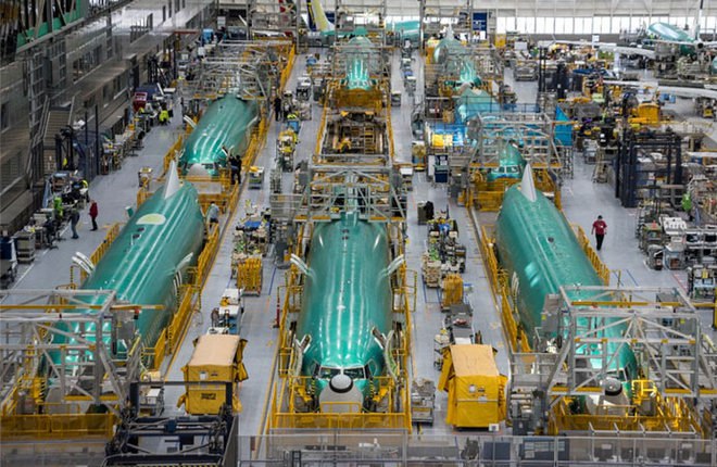 Boeing держит высокий объем поставок – оценка  По оценке американских аналитиков, в июле авиагигант Boeing продолжил наращивать темпы поставок по двум своим крупнейшим программам гражданских самолетов – 737 и 787: в общей сложности, по предварительным данным, заказчикам было передано 45 самолетов.  По оценкам, было поставлено 37 самолетов B-737, все – в модификации 737MAX. Если эта цифра подтвердится, то общее количество поставленных с начала года MAX достигает 243. Благодаря таким темпам Boeing сможет превысить свой условный целевой показатель в 400 поставленных самолетов 737MAX в 2025 году.  Также, в июле Boeing добавил восемь широкофюзеляжных 787 к общему объему поставок с начала года.  По подсчету аналитиков, Boeing поставил в общей сложности 48 самолетов в июле. Официальные данные американский производитель опубликует 12 августа.  Для сравнения, европейский конкурент – Airbus передал заказчикам в июле 67 самолетов  официальные данные .   В целом, коммерческие программы Boeing стабилизируются и набирают обороты.  Ожидается, что в ближайшее время компания обратится в FAA с просьбой разрешить увеличение темпов выпуска Boeing 737 сверх согласованного лимита в 38 самолетов в месяц.   Boeing также достиг определенного успеха в программе сертификации перспективного B-777-9, добавив пятый самолет к летным сертификационным испытаниям FAA.  Подробнее Фото: Boeing
