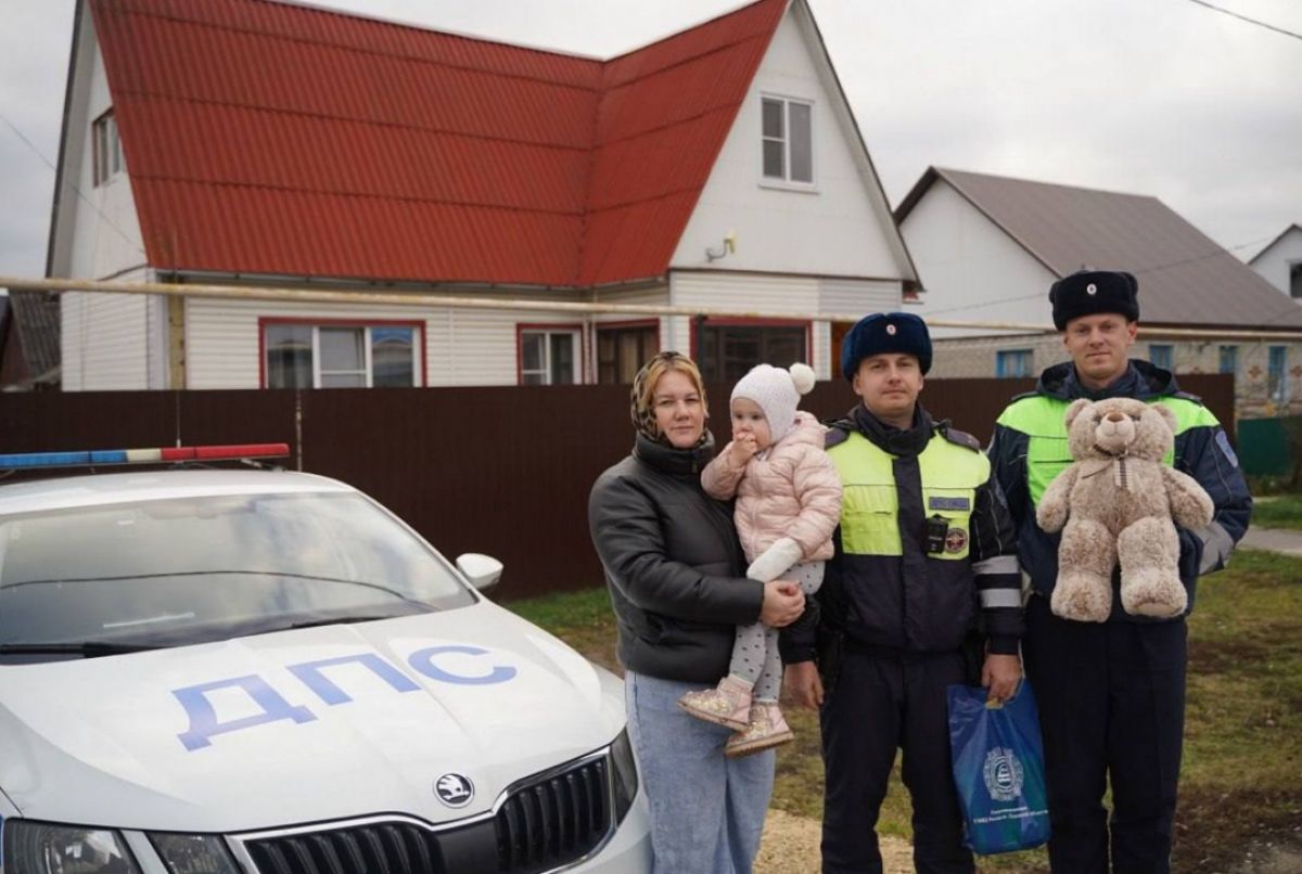Сотрудники ДПС в Липецкой области оперативно доставили в травмпункт малышку   newslipetsk ru fn 1755466 html В Грязинском районе Липецкой области 8 ноября в вечернее время сотрудники дорожно патрульной службы лейтенанты полиции Сергей Мельников и Владислав Голованов двигались на служебном автомобиле по автодороге Восточный обход промзоны Липецка   Прислать новость Подписаться