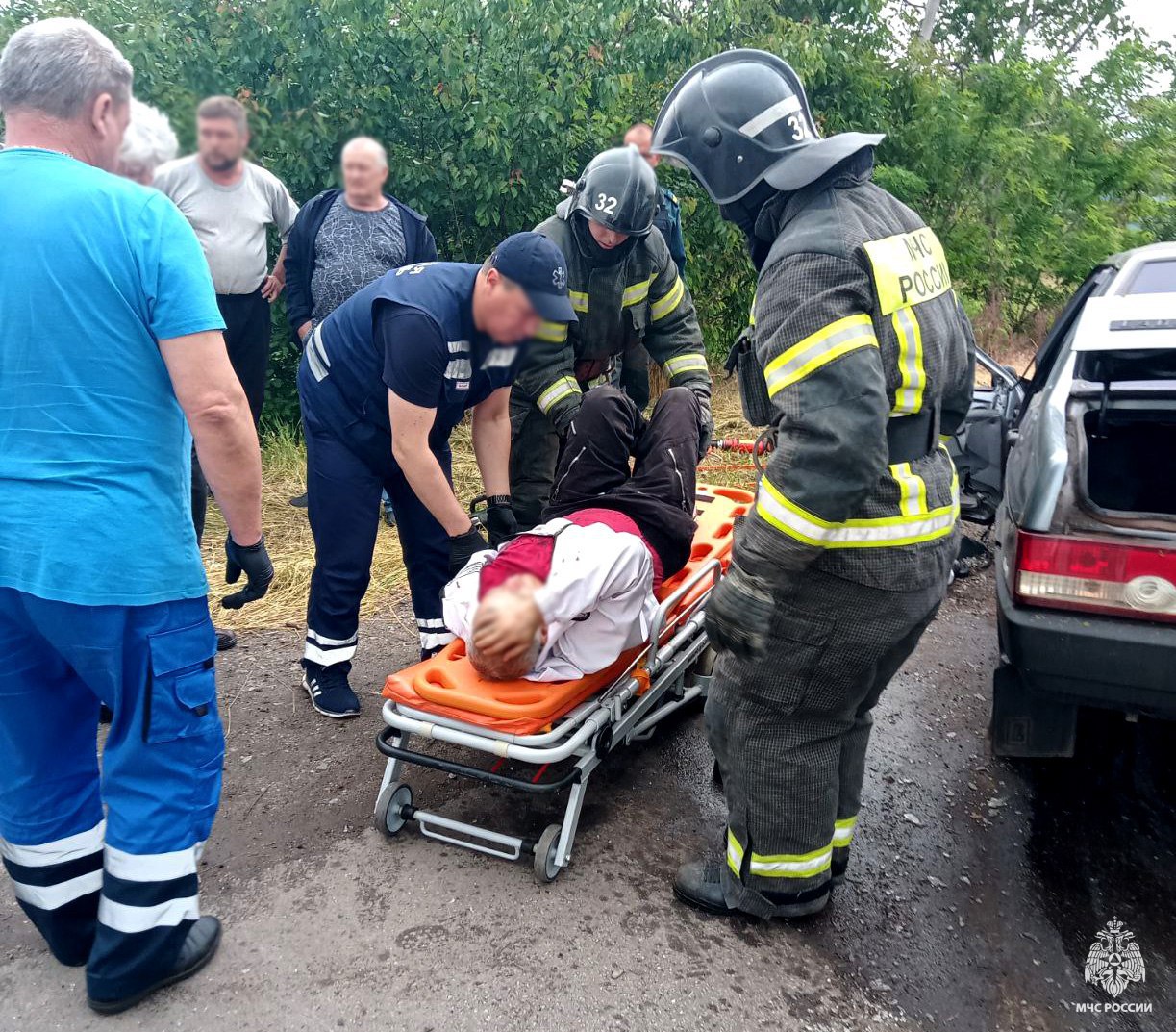 Два легковых автомобиля столкнулись на выезде из Днепрорудного. На выезде из города Днепрорудное столкнулись «ВАЗ 21099» и «Toyota Camry». В результате происшествия 43-летний водитель «ВАЗ 21099» оказался зажат в салоне машины. Мужчину деблокировали и передали медикам сотрудники МЧС России оперативно. ЗАПОРОЖСКИЙ ТЕЛЕГРАФ