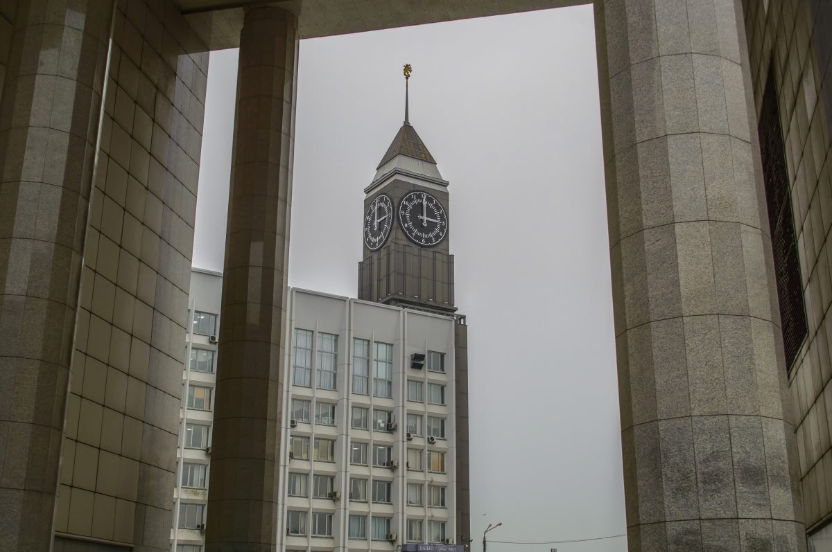 В администрации Красноярска подтвердили что 12 февраля станет последним рабочим днем для Дмитрия Безруких который возглавлял департамент горхозяйства и транспорта Также свой пост покидают еще двое чиновников начальник департамента градостроительства Сергей Шикунов и руководитель департамента муниципального заказа Ринат Шадрин В пресс службе мэрии уточнили что они находятся в отпуске до 13 числа с последующим увольнением пишет NGS24 Уходом этих трех руководителей завершается смена кадров которую ранее анонсировал мэр Сергей Верещагин Глава города планировал уволить шесть человек В феврале администрацию уже покинули первый вице мэр Алексей Шувалов глава управления информатизации Андрей Карасев и руководитель департамента экономразвития Ирина Антипина Официально о том кто займет вакантные места пока не сообщали Однако с конца января список кадрового резерва пополнился новыми именами которые могут претендовать на руководящие посты Подробнее на Бабре красноярск kras 24