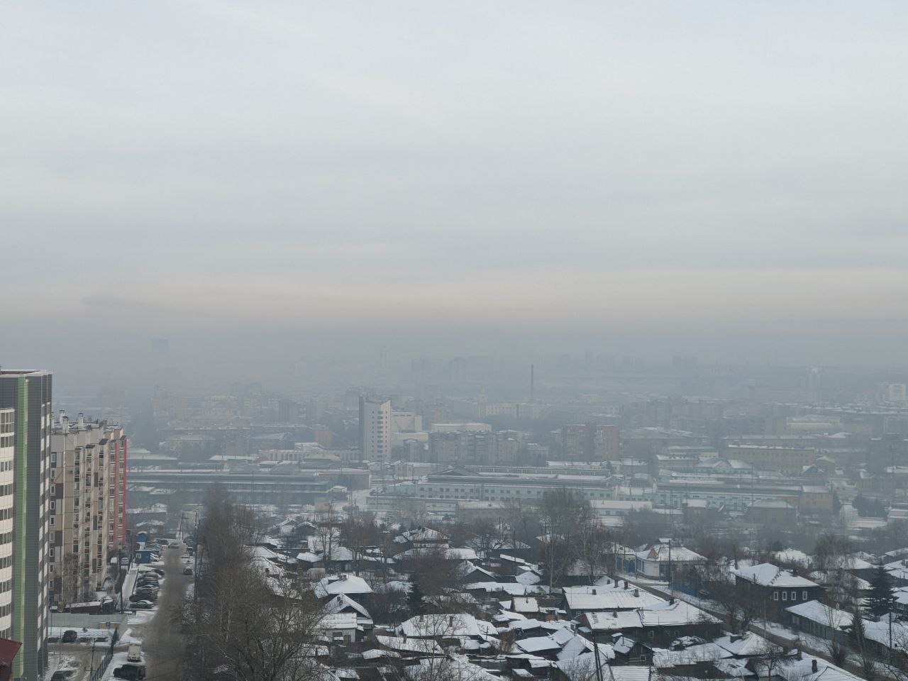 Красноярцам рассказали, чем они дышат во время режима НМУ  В министерстве экологии Красноярского края рассказали о том, чем был загрязнен воздух за сутки действия режима НМУ.  Передвижная лаборатория зафиксировала в Красноярске в период с 19:00 6 января по 19:00 7 января превышение максимальных разовых концентраций по взвешенным частицам до 1,18 ПДК в районе дома № 24г на улице Тотмина.  Также загрязнение зафиксировали четыре стационарных поста наблюдения: в Северном, Солнечном, Ветлужанке и Кировском районе. Самые большие превышения максимальных разовых ПДК — в Северном по диоксиду азота  до 2,24 ПДК , а также в Солнечном по сероводороду  до 8,3 ПДК .  Также в Солнечном были превышены показатели по оксиду углерода  до 1,08 ПДК  и по взвешенным частицам до 2,5 мкм  до 1,39 ПДК . В Кировском районе также были повышены уровни оксида азота  до 1,03 ПДК , а в Ветлужанке — по оксиду углерода  до 1,02 ПДК  и оксиду азота  до 1,48 ПДК .  Напомним, в Красноярске с 6 по 8 января действует режим НМУ первой степени опасности. Роспотребнадзор рекомендует красноярцам не открывать окон, увлажнять воздух дома, реже гулять на улице, чаще убираться в квартире, пить больше воды, заниматься спортом только в помещении.  Newslab