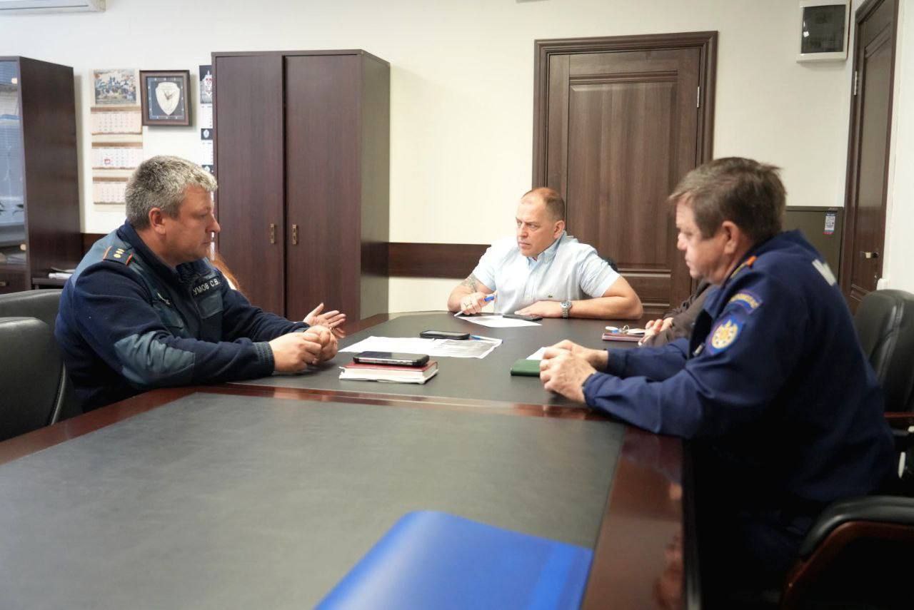 С 12 по 15 июня в Сергиево-Посадском округе пройдут лесные учения поискового-спасательного отряда «Лиза Алерт» Программа учений включает: - Использование беспилотной авиации на ПСР; - ВПСО «Ангел», авиационные крыло отряда «ЛизаАлерт»; - Радиосвязь и работа в радиоэфире; - Картография и навигация; - Работа направления «Лес на связи» поиск при включенном телефоне у пропавшего ; - Учебные поисковые работы; - Обучение старших групп; - Эвакуация; - Взаимодействие со службами; - Обучение алгоритмам и методикам поиска; - Работа полевой кухни. Участие строго с 18 лет. Дети на территорию учений не допускаются. Программа рассчитана на все 4 дня — участие предполагает полную вовлечённость. Следить за анонсами и регистрацией можно по ссылке: Организацию предстоящих учений с руководителем направления «Обучение» поискового-спасательного отряда «Лиза Алерт» Эльвирой Зайнулиной обсудили заместители главы Сергиево-Посадского округа Павел Бронников и Ольга Мурзак, а также представители «Мособлпожспаса».