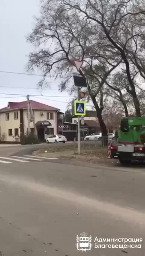 В Благовещенске улучшена безопасность школьного маршрута с новым светофором и зеброй
