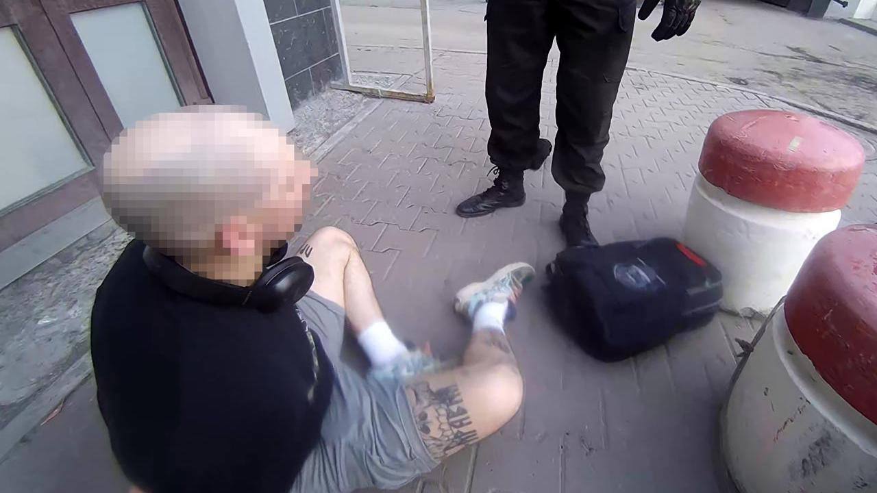 Скинхед угрожал посетителям кафе в центре города  Охрана «Гвардии» задержала 30-летнего мужчину с короткой стрижкой и татуировками. При нём была кожаная кобура и аэрозольный пистолет с опасными патронами. Его передали полиции.  НОВОСТИ и ТОЧКА!   Подписаться
