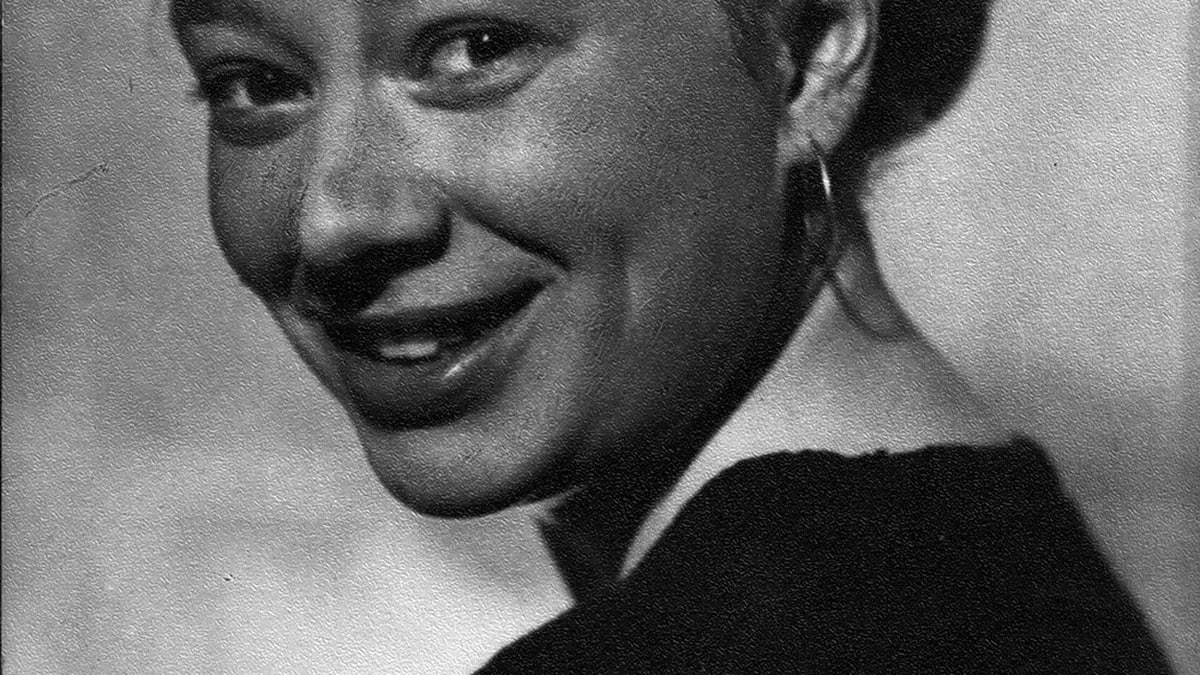 Умерла Наталия Рахманова переводчица Хоббита на русский язык О смерти Наталии Леонидовны Рахмановой рассказал в соцсетях ее внук Артём Гордин Самая известная работа Рахмановой первый и канонический перевод на русский Хоббита или Туда и обратно Дж Р Р Толкина вышедший в 1976 году Кроме того она переводила с английского Джеральда Даррелла Розмэри Сатклиф и Лемони Сникет Наталии Рахмановой было 95 лет у нее остался вдовец историк и писатель Яков Гордин Фото Новая газета Подписывайтесь на Бумагу и предлагайте новости