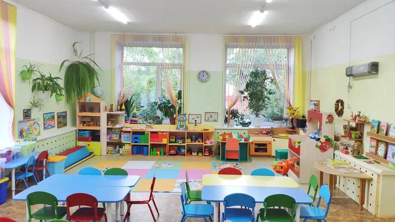 Во Владивостоке 4 летний ребёнок получил травму челюсти в детском саду Инцидент произошёл 24 октября в детсаду на улице Южно Уральской Во время игры малыш ударился и получил сильное кровотечение изо рта Родители сами отвезли сына в челюстно лицевое отделение краевой больницы 2 где ему наложили два шва Однако уже на следующий день кровотечение возобновилось ребёнка повторно прооперировали в больнице рыбаков Прокуратура Приморья начала проверку чтобы установить обстоятельства происшествия и действия сотрудников детсада РОДИТЕЛИ ПРИМОРЬЯ