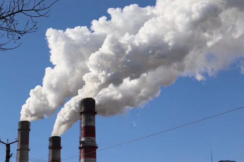 Миллиарды авария и поднятие тарифов о ситуации с теплоснабжением в Иркутской области Ситуация в сфере теплоснабжения Приангарья вновь стала остро обсуждаемой после аварии на ТЭЦ 9 в Ангарске и попыток поднять тарифы в крупных муниципалитетах региона Кроме того еще больший резонанс вызвала дивидендная политика ЭН Гидро бенефициарным владельцем которой является ЭН Груп В местных тг каналах 18 уже начали озвучиваться факты о выплате почти 100 млрд рублей дивидендов и иных платежей Все это происходит на фоне заявления энергетиков о нехватке средств для ремонта сетей и публичной позиции энергохолдинга о невыплате дивидендов акционерам Подробнее о ситуации вокруг теплоснабжения региона читайте в материале ИА IrkutskMedia IrkutskMedia теперь в МАX