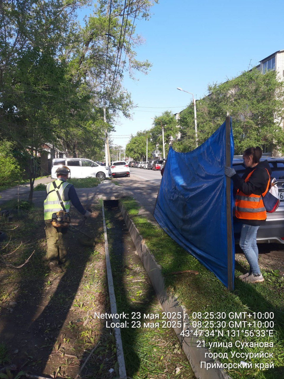 В Уссурийске продолжаются работы по благоустройству В Уссурийске продолжаются работы по благоустройству городской территории. В рамках текущего содержания дорог местного значения специалисты проводят комплекс мероприятий по поддержанию порядка и безопасности на улицах города. Особое внимание уделяется очистке ливневых стоков и кюветов, которая уже выполнена на улицах Хенина, Владивостокском шоссе и Угловой. Покос травы за прошедшие дни выполнен на улицах: Совхозный переулок, Афанасьева, Карбышева, Суханова, Волочаевская, Рабочая, Сибирцева, Краснознаменная, Островского, Садовая, Комсомольская, Достоевского, Володарского, Невского, Первомайская, Тимирязева, Ленинградская, Артиллерийский переулок, Лазо, Крестьянская, Вейса, Щорса, Пушкина, Кузнечная, Розинская, Гоголя и 2-я Шахтерская. Отметим, что работы по благоустройству ведутся в рамках комплексного плана по улучшению городской среды, направленного на поддержание чистоты и порядка на улицах Уссурийска.