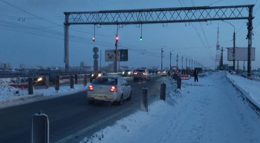 Омичам сообщили о временном закрытии моста у Телецентра  19 января с 0:00 до 5:00 мост им. 60-летия ВЛКСМ будет закрыт для движения всех видов транспорта.    Как рассказали в омском дептрансе, ограничения связаны с уборкой снега и очисткой от наледи.