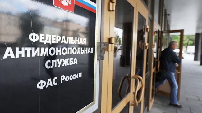 ФАС возбудила дело в отношении группы лиц ПИК из за ограничений доступа к услугам связи PIKK Ведомство установило что входящие в группу лиц ПИК оператор связи Ловител и управляющие компании жилых комплексов Москвы Московской области и Санкт Петербурга ограничивали другим провайдерам доступ к инфраструктуре По мнению ФАС такие действия ущемляют интересы жильцов могут ограничивать конкуренцию на рынке услуг доступа к сети интернет Служба возбудила в отношении группы лиц застройщика антимонопольное дело В случае установления вины организациям грозят административные штрафы в соответствии с КоАП РФ jkinvest news jkinvest