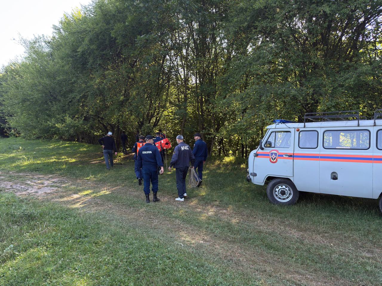 Спасатели нашли тело утонувшего ребёнка в Алханчуртском канале Ингушетии  Об этом сообщила пресс-служба регионального ГУ МЧС России.  18 июля в 20:00 в службу «112» поступило сообщение о том, что в Назрановском районе пропал ребёнок 2017 года рождения. Предположительно он мог упасть в канал.   Ребёнка искали спасатели, местные жители.   Через несколько часов поисков ребёнка нашли в воде без признаков жизни.  Сейчас обстоятельства гибели малыша выясняют правоохранители.  одписывайтесь на нас во «ВКонтакте» и в «Одноклассниках», чтобы быть в курсе самых интересных новостей Кавказа.  Фото: МЧС   -канал АиФ – Северный Кавказ