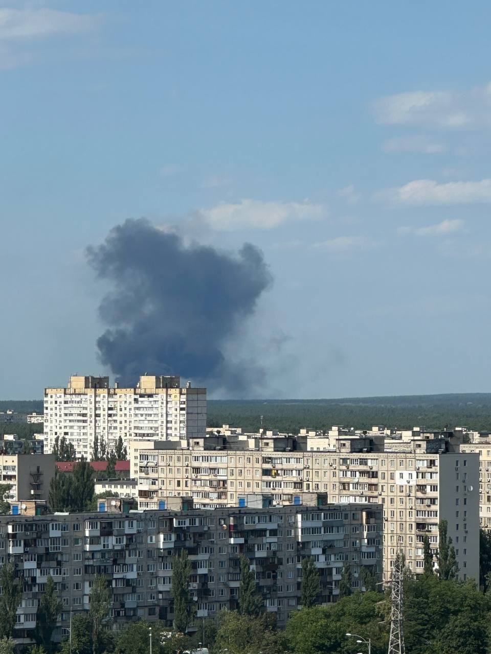 Сильный взрыв в Киеве, по информации телеграмм-каналов, на ТЭЦ-6 Источники сообщают, что Днепровский район частично остался без света. Подписаться Написать в бот