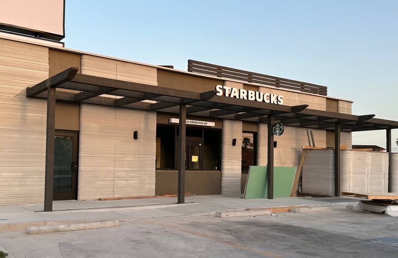 Starbucks открыли в США свою первую кофейню, напечатанную на 3D-принтере. Заведение площадью 130 кв. м. построили меньше чем за полгода. Стоило это $1,2 млн ₽98 млн — почти в два раза дешевле, чем обычный запуск ресторана. Кофе с ароматом хай-тека.