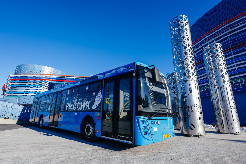 Автобусы Владивостока присоединились к акции Новогодняя Россия По двум маршрутам Владивостока 15 и 77 уже курсируют четыре автобуса украшенные элементами праздничного оформления пером жар птицы и образами новогодней кампании Еще одна часть акции возможность отправить открытку с приморскими пейзажами друзьям и близким Почтовый бокс и открытки находятся на стойке администратора в холле Национального центра Россия Каждую неделю открытки будут отправляться адресатам Отправить карточку посетители могут весь декабрь до самого Нового года ТранспортВладивостока НовогодняяРоссия НовыйГод2026