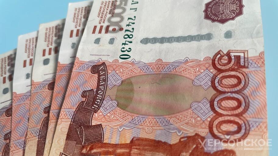 Компании с ноября смогут страховать инвестпроекты от военных рисков Крупнейшие компании работающие в исторических регионах с ноября смогут страховать свои инвестиционные проекты от военных рисков сообщил в интервью Херсонскому агентству новостей министр промышленности и торговли РФ Антон Алиханов Ведутся и разработки новых инструментов поддержки бизнеса в Новороссии и Донбассе прим ХАН Так с ноября крупнейшие компании смогут бесплатно страховать инвестиционные проекты от военных рисков сказал Алиханов По его словам гражданские предприятия регулярно подвергаются террористическим обстрелам со стороны киевского режима который целенаправленно стремится дестабилизировать жизнь населения и бизнеса В ответ на эти угрозы Правительство РФ и приняло программу страхования военных рисков Она предусматривает покрытие возможного ущерба и гарантирует выплаты на восстановление объектов после обстрелов Алиханов напомнил что основным инструментом поддержки отрасли в исторических регионах является льготное финансирование региональных фондов развития промышленности Мы постоянно развиваем этот инструмент учитывая обратную связь от бизнеса и коллег увеличиваем лимиты финансирования и создаем новые программы ориентированные на нужды конкретных отраслей уточнил министр Также подготовлен законопроект который позволит Правительству РФ устанавливать льготные требования к локализации при госзакупках продукции из Новороссии и Донбасса Полный текст интервью с Антоном Алихановым читайте 10 ноября на сайте Херсонского агентства новостей