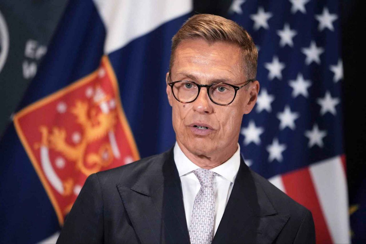 NBC News Александр Стубб стал ключевой фигурой в переговорах по Украине Американское издание NBC News назвала президента Финляндии Александра Стубба неожиданно важным участником международных переговоров по Украине Журналисты опубликовали большое интервью с финским лидером проведённое после встречи в Вашингтоне где обсуждалась ситуация вокруг войны В переговорах приняли участие президент США Дональд Трамп президент Украины Владимир Зеленский а также ряд европейских лидеров включая Стубба Предложение Стубба Женева как нейтральная площадка В интервью президент Финляндии предложил Швейцарию в качестве возможного места для переговоров между Владимиром Путиным и Владимиром Зеленским Женева на самом деле могла бы подойти Думаю это была бы нейтральная территория для такой встречи заявил Стубб Ранее аналогичную идею высказывал президент Франции Эммануэль Макрон Швейцария уже заявила что гарантирует неприкосновенность Путину в случае его приезда для участия в мирных переговорах Как объяснить ситуацию американцам Стубб также рассказал каким образом можно донести до американцев масштабы российских требований к Украине Лучший способ объяснить это американской аудитории сказать что если взять сопоставимую территорию которую Россия хочет сейчас от Украины то это было бы похоже на то как если бы вы отказались от Флориды Джорджии Южной Каролины Северной Каролины даже Вирджинии и дошли бы до Мэриленда пояснил президент Финляндии NBC News отмечает что война в Украине для Стубба имеет и личное измерение его отец и дед родились в городах которые сегодня находятся на территории России Ранее о Стуббе большой материал публиковала и газета The Wall Street Journal fin rus Финляндия АлександрСтубб NBCNews США ДональдТрамп ВладимирЗеленский ЭммануэльМакрон Россия Женева Швейцария