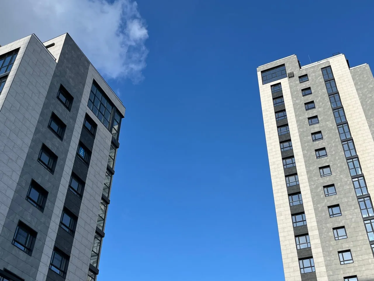 Доплата за дополнительную комнату на вторичке Краснодара составит 50 60 Разница в стоимости между студией и однушкой составляет 49 от стоимости квартиры между двушкой и однушкой 48 между трешкой и двушкой 60 В Сочи эти показатели составили 34 46 и 38 соответственно Средняя стоимость студии в Краснодаре 3 8 млн рублей однушки 5 6 млн рублей двушки 8 3 млн рублей трешки 13 3 млн рублей В Сочи средняя цена 9 2 млн рублей 12 4 млн рублей 18 млн рублей и 24 9 млн рублей соответственно Стройка MAX VK