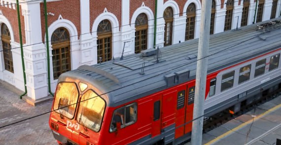 Дополнительные поезда свяжут Москву и Петербург  РЖД добавили поезда между Москвой и Санкт-Петербургом на август из-за высокого спроса. Новые рейсы: - № 154: 9, 16, 23, 30 августа - № 237: 10, 17, 24, 31 августа - № 249: 12, 26 августа - № 250: 15 августа  Билеты уже в продаже. РЖД рекомендует покупать их заранее для гарантированного места.