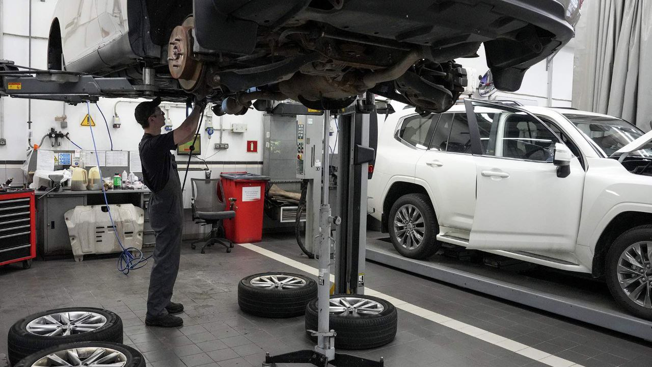 Россияне массово жалуются на нарушение сроков ремонта авто по ОСАГО Общее число претензий к страховщикам в службу финансового уполномоченного превысило 100 тысяч это максимум за три года сообщают Известия Главная причина споры по обязательной автогражданке и отказы ремонтировать машины из за нехватки запчастей и задержек поставок Вместо ремонта по ОСАГО компания может выплатить денежную компенсацию Однако в этом случае из суммы вычитается стоимость износа авто которая порой достигает 50 Как пишет газета проблема усиливается из за санкций Чтобы исправить ситуацию в России готовят реформу выплат в ОСАГО Издание отмечает что автовладельцам позволят самим выбирать автосервис для ремонта Затем страховая будет выплачивать им стоимость износа машины PROtransport