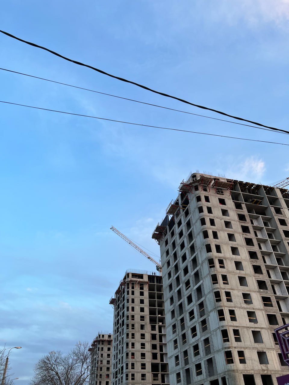 Ввод многоквартирных домов на Ставрополье вырос в 1,5 раза в 2025 году В Ставропольском крае застройщики ввели в эксплуатацию 435 тысяч кв. м многоквартирных домов в январе-июне 2025 года. Это на 54,7%, или на 153,9 тысячи кв. м больше аналогичного периода прошлого года. По этому показателю Ставрополье заняло 9 место среди 85 регионов России, поднявшись за полгода на 7 позиций. #Стройка