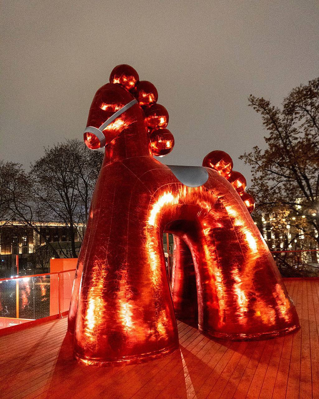 Большого надувного коня установили на Болотной площади это символ 2026 го олицетворяющий год Красной Огненной Лошади Бежим фотографироваться