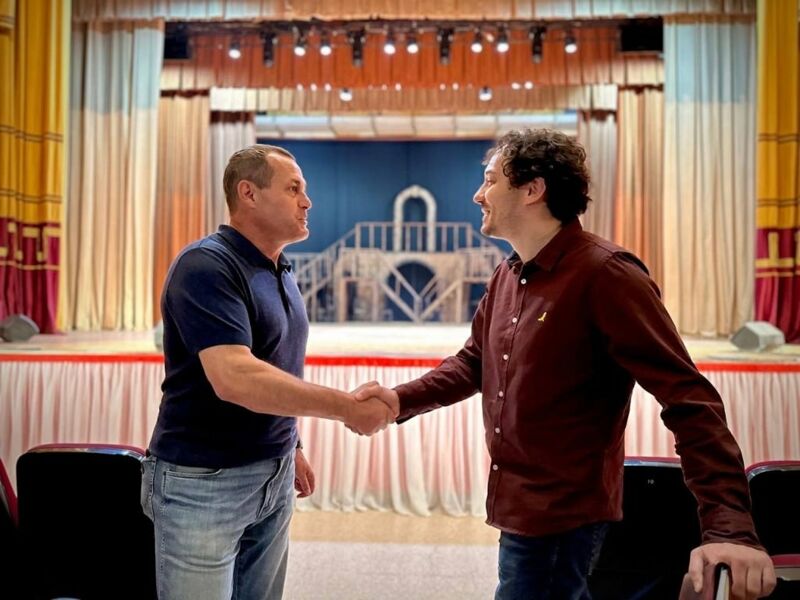 Отрадный остался без искусства Народный театр прекратил работу из за отсутствия финансирования Народный театр Отрадного закрылся из за отсутствия финансов Театр открылся в сентябре 2023 года в Доме культуры В то время главой Отрадного был Александр Мецкер После просмотра мюзикла Пётр Алабин Часть I премьера которого прошла в Отрадном 27 августа в рамках Губернского фестиваля самодеятельного народного творчества Александр Мецкер со сцены зала озвучил идею о создании городского театра Зрители поддержали Художественным руководителем Народного театра стал Виктор Трегубов выпускник и преподаватель Самарского института культуры Худрук подтвердил что получил уведомление о закрытии театра по финансовым причинам После двух месяцев моих попыток получить хоть какой то ответ по новой постановке меня уведомили о прекращении работы театра Причину назвали финансовую Люди разные разные понятия и воспитание кто то театр может открыть вдохнуть жизнь а иной перечеркнуть есть устойчивое выражение ломать не строить В списке постановок театра Дом Бернарды Альбы 16 Светлячки 0 Алабин 16 Азбучные истины 12 не только произвели настоящий фурор в городе но и завоевали Гран при губернского фестиваля театрального искусства в Самаре и вышли в финал фестиваля Театральное Приволжье 6 В начале ноябре Владимир Чихирёв который исполнял обязанности градоначальника после отставки Александра Мерцкера лишился полномочий Новым врип главы города назначен Георгий Выводцев