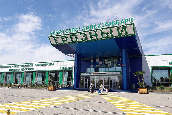Ростех оснастил аэропорт Грозного новым навигационным оборудованием Производственная компания «Азимут» Госкорпорации Ростех установила в аэропорту Грозного радиолокатор нового поколения АОРЛ-АМИ 2700 и радиопеленгатор DF 2000. Оборудование обеспечит автоматизацию управления воздушным движением, повысит безопасность и эффективность работы аэродрома. Об этом сообщает AVIA.RU. Как рассказали в пресс-службе Ростеха, радиолокатор АОРЛ-АМИ 2700 лучше предшественников определяет положение самолетов, а также позволяет обеспечить выполнение взлетов и посадок на сокращенных интервалах и дистанциях, увеличивая пропускную способность аэропорта. Автоматический радиопеленгатор DF 2000 определяет азимут до самолета, когда тот выходит на связь. Оборудование установлено в рамках комплексного оснащения аэропорта Грозного. Радиолокатор и радиопеленгатор прошли испытания и готовы к вводу в эксплуатацию. aviaru.net/n286294