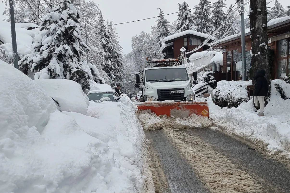 Власти комментируют ситуацию в крае ведется ликвидация последствий непогоды Губернатор Краснодарского края Вениамин Кондратьев заявил что все силы брошены на скорейшее восстановление электроснабжения и тепла Из за непогоды без света остаются около 43 тысяч человек В наиболее пострадавших Белореченском районе действует режим ЧС в Апшеронском районе режим повышенной готовности Основные проблемы сосредоточены в энергосетях этих и Курганинского районов где повреждены десятки подстанций В Сочи последствия снегопада в целом устранены город функционирует штатно Продолжаются восстановительные работы в ряде населённых пунктов Туапсинского округа Есть интересная новость Присылайте нам  Краснодар Сегодня   канал в MAX ПРИСЛАТЬ НОВОСТЬ
