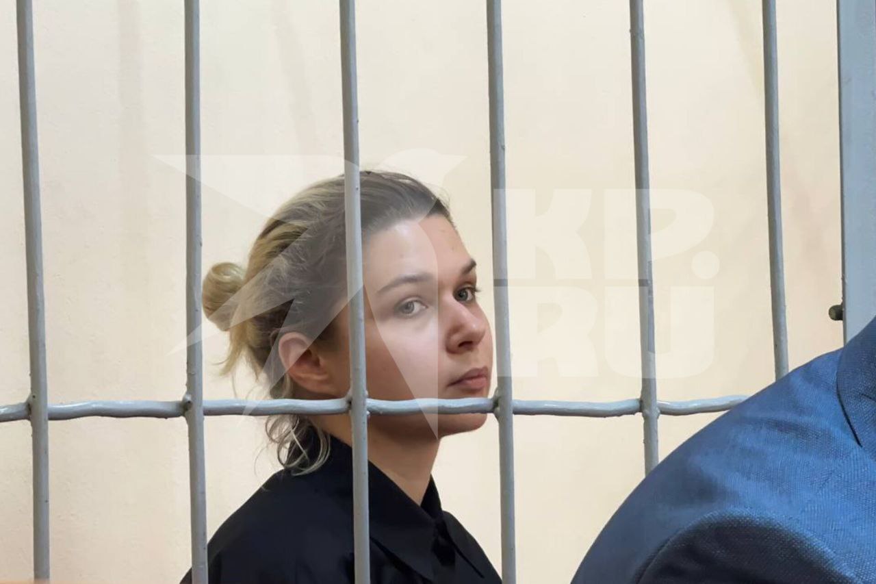 ⏺ Екатерине Тарховой, которая убила и расчленила родных дедушку и бабушку, продлили арест еще на два месяца - до августа.