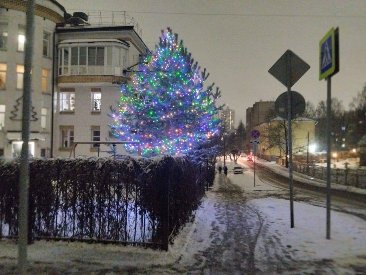 Вячеслав Симаков поддержал новогоднее украшение автомобилей  Киров активно готовится к открытию проекта «Новогодняя столица России». В украшении Кирова активно участвуют предприятия и жители города. Входы многих кировских заведений общепита уже наряжены к празднику. Наряжены новогодние елки с яркими гирляндами.  Преображение городских улиц каждый день оценивает глава горадминистрации Вячеслав Симаков. Он поддерживает инициативность и креативность жителей. Сам не стал отставать и снова обклеил личную машину в символику предстоящего праздника, сообщил об этом в своём телеграм-канале.