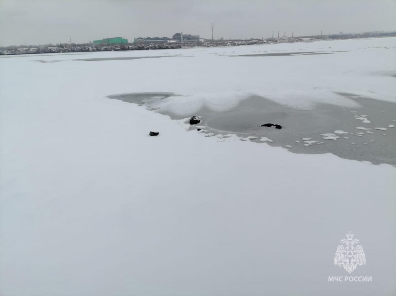 64-летний таганрожец провалился под тонкий лёд Азовского моря, не смог выбраться и погиб, сообщили в МЧС.   В ведомстве рассказали, что мужчина попытался пересечь Таганрогский залив на коньках, но внезапно ледяной панцирь под ним треснул, и таганрожец полетел прямо в ледяную воду.   Тревогу подняла дочь мужчины, которая не дождалась его домой. Женщина обратилась в МЧС, и спасатели отправились на поиски, снарядив судно на воздушной подушке. Мужчину нашли в полынье на расстоянии полукилометра от берега. Спасти таганрожца не удалось.          RostovGazeta