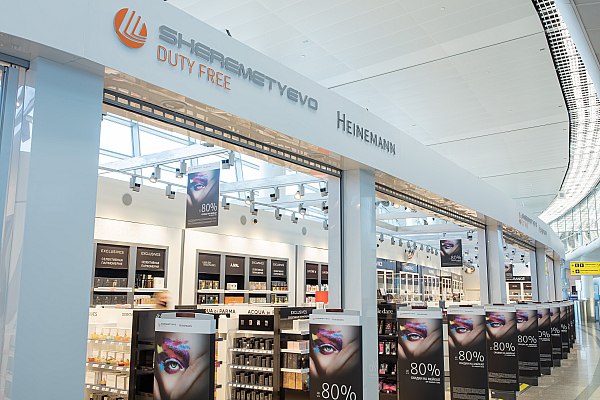 У крупнейшего оператора duty free в Шереметьево сменился собственник Гражданин Азербайджана Араз Мехдиев перестал быть собственником крупнейшего оператора магазинов duty free в аэропорту Шереметьево Об этом пишет РБК со ссылкой на данные ЕГРЮЛ Там сказано что новым владельцем основного юридического лица данной структуры ООО Трэвел ритейл Шереметьево 25 августа стал Виталий Бавин На протяжении последних двух лет новый собственник занимал пост генерального директора этой компании следует из данных СПАРК aviaru net n287082