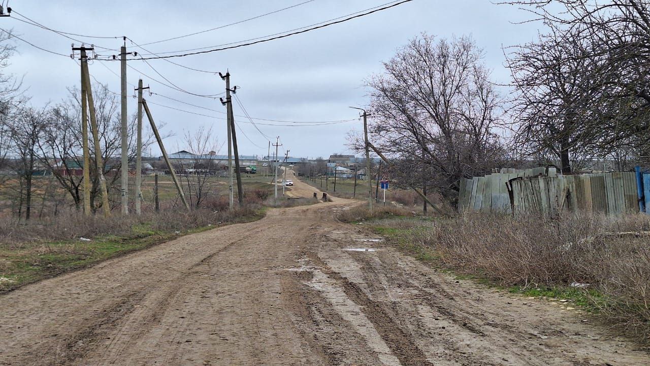 Более 3 километров дорог отремонтируют В Летней Ставке по краевой программе  В асфальтовое покрытие облачатся улица Заречная, переулки Северный, Западный, Юбилейный, Речной. Также будут отремонтированы участки улицы Советской  от суда до мемориала  и от улицы Советской до краевой автодороги. Общая протяжённость всех участков более 3,6 км.  «Сколько помню, никогда на этих улицах асфальта не было. Как распутье, пешком с дому хоть не выходи. Когда отремонтируют, намного удобнее станет», - говорит жительница улицы Заречной Ирина Зеленская.  Работы, на которые выделено около 66 млн рублей, будут выполнены в рамках госпрограммы Ставропольского края «Развитие транспортной системы».  По поручению губернатора Ставрополья Владимира Владимирова состоянию дорог уделяется большое значение. Дорожный фонд края на 2025 год составит более 19 млрд рублей. Большая часть финансирования будет направлена на приведение в нормативное состояние местных дорог.