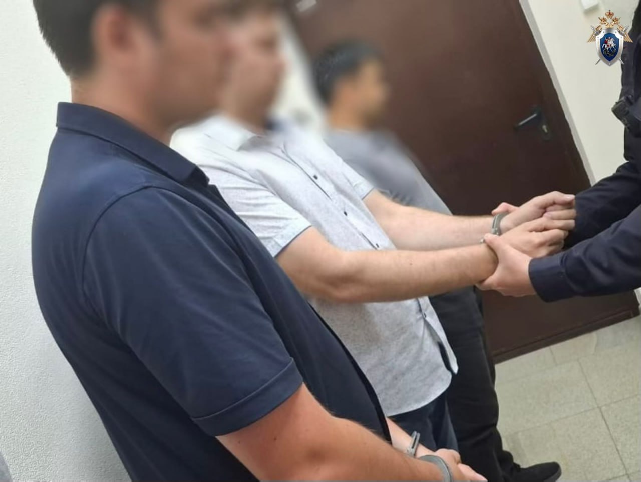 В Уфе троим сотрудникам Госкомитета республики по жилстройнадзору предъявлено обвинение в получении взяток и избраны меры пресечения Вторым отделом по расследованию особо важных дел СУ СК России по Республике Башкортостан предъявлено обвинение трем главным специалистам-экспертам Государственного комитета Республики Башкортостан по жилищному и строительному надзору. Они обвиняются получении взяток группой лиц по предварительному сговору в крупном размере пп. «а», «в» ч. 5 ст. 290 УК РФ . Судом по ходатайству следователя одному фигуранту избрана мера пресечения в виде заключения под стражу, двум другим - в виде домашнего ареста. По версии следствия, фигуранты, вступив в преступный сговор с начальником отдела строительного надзора, начальником организационно-контрольного отдела, председателем Госкомитета РБ по жилищному и строительному надзору и другими работниками ведомства, получали через посредников взятки от представителей коммерческих организаций, осуществлявших строительство объектов на территории республики, за организацию беспрепятственного подписания и выдачу положительных заключений о соответствии построенных объектов проектной документации и иным предъявляемым законом требованиям. Часть полученных денежных средств обвиняемые передавали сообщникам. Суммы взяток варьировались от 50 тыс. до 2,5 млн рублей. Преступные факты были выявлены в ходе совместной работы следователей СК и оперативников ФСБ республики. В настоящее время с обвиняемыми проведены первоначальные следственные действия. Следователи продолжают сбор доказательств преступной деятельности фигурантов и их сообщников. В настоящее время по уголовному делу привлечены в качестве обвиняемых 10 бывших и действующих сотрудников Госкомитета РБ по жилстройнадзору, а также 12 взяткодателей и посредников из числа представителей коммерческих организаций.