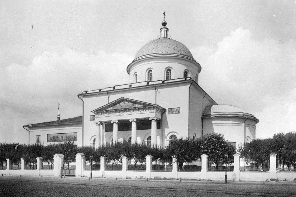 В 1845 году в Москве построили храм Большое вознесение у Никитских ворот Он был так назван потому что раньше на развилке с Бульварным кольцом находились проездные ворота Белого города времен Бориса Годунова а вся траектория Бульварного кольца это на самом деле бывшие стены и башни крепостной стены Подписаться на историю Москвы