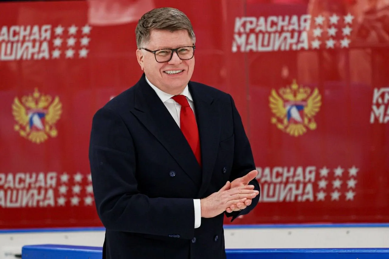 Гендиректор ФХР Дмитрий Курбатов будет баллотироваться в Совет ИИХФ Правление Федерации хоккея России приняло решение о выдвижении генерального директора Дмитрия Курбатова в Совет Международной федерации хоккея Выборы пройдут в октябре 2026 года Владислав Третьяк президент ФХР Дмитрий Анатольевич один из самых опытных руководителей в отрасли российского хоккея Вот уже более 30 лет он трудится на благо нашего вида спорта на высоких ответственных должностях успешно управляет ключевыми направлениями Компетентность стратегическое мышление и эффективность работы Курбатова известны всей хоккейной семье Выдвигая Дмитрия Анатольевича в Совет ИИХФ мы надеемся на поддержку наших партнеров Курбатов способен выполнять задачи по отстаиванию интересов отечественного хоккея достойно представлять Россию на международной арене и вносить серьезный вклад в развитие мирового хоккея Подробнее