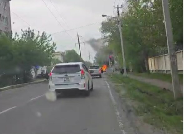 в Уссурийске потушили пылающий на улице автомобиль Машина сгорела дотла на улице Пушкина Читать подробнее на сайте...