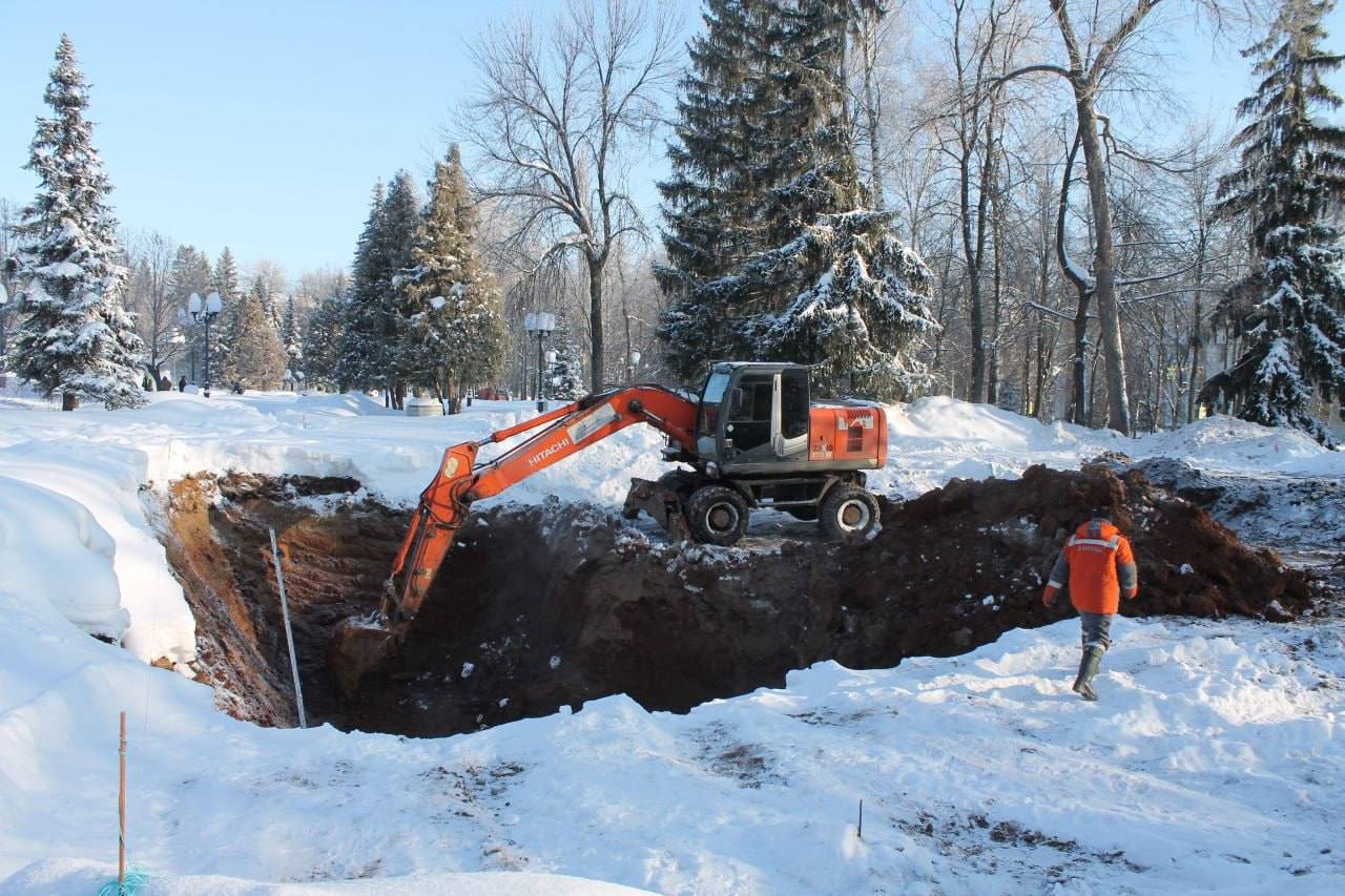 Парк им Ленина готов на 50 Сейчас в парке восстанавливают два фонтана которые ранее демонтировали из за износа они сохранят прежние формы но будут полностью обновлены и отделаны гранитом Параллельно уже заменили старый асфальт обустроили основания тротуаров и пешеходных дорожек проложили новые инженерные сети и смонтировали систему автоматического полива Отдельное внимание уделяют мемориальной части парка отреставрирован постамент памятника Арслану Мубарякову обновлено гранитное покрытие у памятника Александру Матросову восстановлены элементы Братского захоронения и орденских стел Также в парке воссоздадут историческую входную группу с колоннадой утраченной в 1979 году Завершить все работы планируют 11 октября 2026 года UFA RB Подписаться Прислать новость Подпишитесь на нас в МАХ