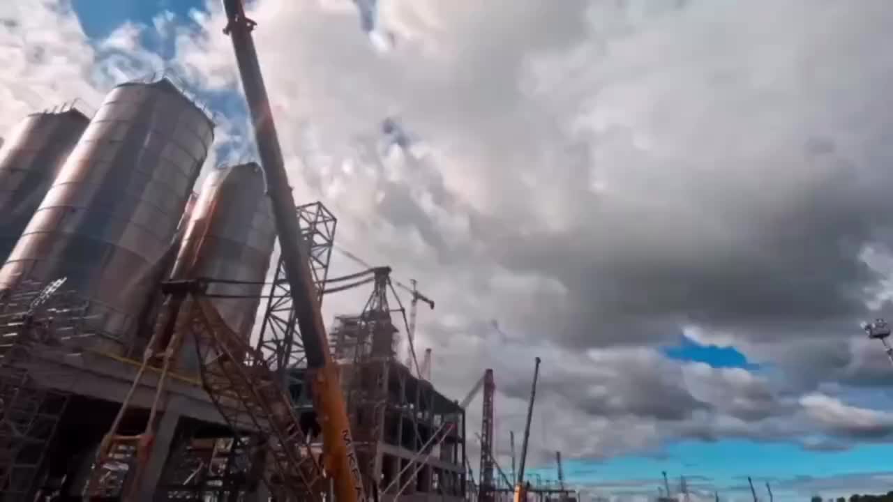 В Тобольске установлена самая высокая колонна дегазации полипропилена в России