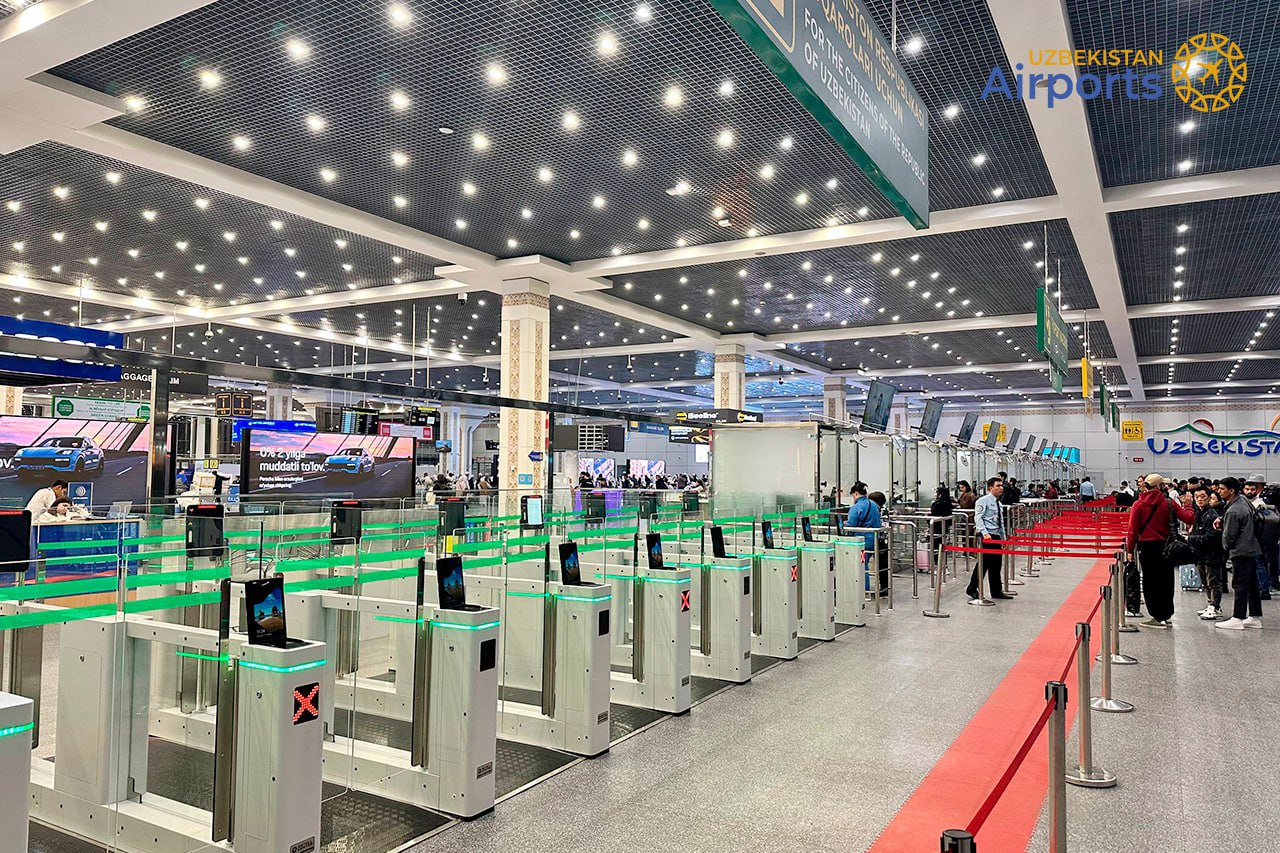 Прилетевшие в Ташкент смогут проходить паспортный контроль всего за 20 секунд В зале прилета международного аэропорта Ташкента начала работать автоматическая система паспортного контроля E Gate Новая зона оснащена восемью электронными коридорами предназначенными для граждан Узбекистана Пассажиру достаточно приложить биометрический паспорт к считывателю и пройти процедуру распознавания лица турникет откроется автоматически Весь процесс занимает около 20 секунд Подписывайтесь на Repost Прислать новость