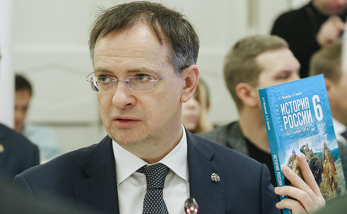 Мединский предложил Рютте обсудить Малороссию и Войско Запорожское — заодно и учебник по истории подарить Помощник президента РФ Владимир Мединский заявил, что не прочь побеседовать с генсеком НАТО Марком Рютте об истории Малороссии и Войска Запорожского. Я уверен, что он узнает много нового. Так же, как и он, наверняка, мне много нового расскажет. Например, об освоении голландским купечеством Индонезии — с иронией заметил Мединский. Также он предложил Рютте прочитать российский учебник истории: "Я бы ему отправил, честно говоря, но потом подумал — жалко, всё равно читать не будет". Ранее Мединский подчеркивал: без понимания истории невозможны никакие конструктивные переговоры с Киевом. И судя по риторике главы НАТО, интерес к фактам — не приоритет. Осташко! Важное подпишись #важное
