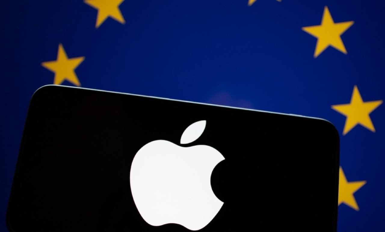 Apple отказалась выпускать новые функции для iOS в Европе из за жёстких законов Речь идёт о следующих функциях  Перевод в реальном времени через AirPods  iPhone Mirroring  Посещённые места и Предпочтительные маршруты в Apple Maps Apple заявила что Еврокомиссия запретила ей запускать эти функции в Европе в том виде в котором они работают в других странах В случае нарушения компанию могут оштрафовать или даже запретить поставки её продукции в ЕС В своём заявлении Apple прямо говорит что DMA её тормозит Компания всегда выступала против этого закона однако ей приходится его выполнять   www iphones ru 1337934 новости iphonesru