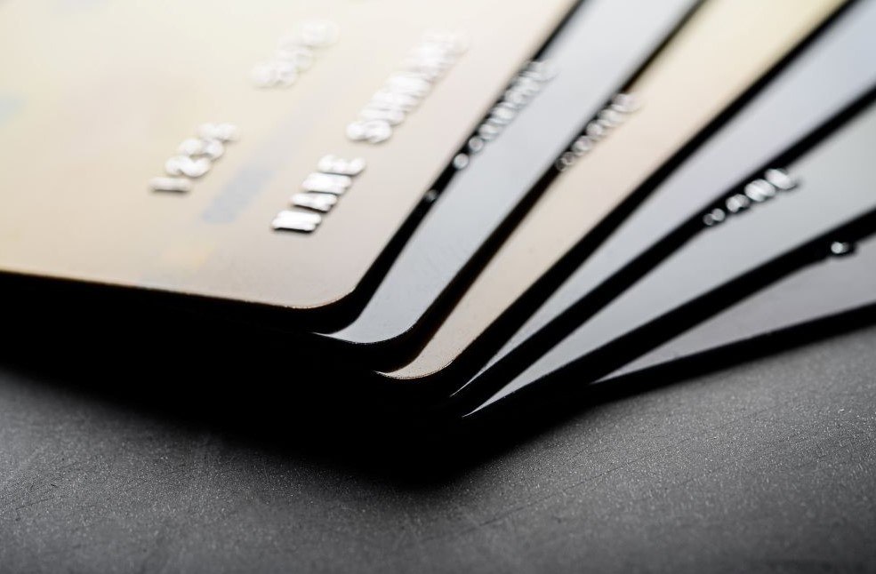 Сбер предупредил о пересмотре тарифов из за НДС по картам Введение налога на добавленную стоимость на банковские операции по картам затронет в первую очередь малый и микробизнес а также некоторые сервисы для физлиц пишет РБК Первый заместитель председателя правления Сбербанка Кирилл Царев заявил Это относительно нейтрально для крупного бизнеса а больше давления будет прежде всего на малый и микробизнес Это два основных направления где мы сейчас будем принимать решение где и как мы будем адаптировать тарифы Перекладывание издержек и влияние на инфляцию Заместитель председателя правления Тарас Скворцов пояснил что банк будет перекладывать часть новых расходов на клиентов юрлиц которые в свою очередь передадут их по цепочке Он отметил Часть клиентов в основном это малый бизнес не смогут принять ничего к вычету поэтому для них это будет явным образом повышением налогов Сбер оценивает общее влияние повышения НДС на инфляцию в почти 2 процентных пункта Прогноз по доходам и позиция банка Несмотря на негативный эффект Сбербанк ожидает роста чистого комиссионного дохода в 2026 году на уровне 5 7 Скворцов признал что банк не приветствовал нововведение Нельзя сказать что мы сильно обрадовались такому ходу событий Но при этом решение было принято и мы конечно будем его выполнять Однако он скептически оценил возможность двузначного роста комиссий из за высокой конкуренции на рынке Навигация по каналам Акции Облигации Китай Трейдинг Новости Клуб