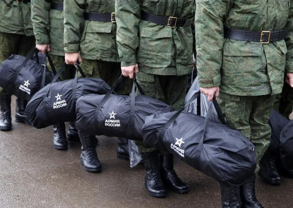 В Бухаре вынесли приговор мужчине подписавшему военный контракт в России Гражданин сбежал из военного госпиталя где проходил лечение после огнестрельного ранения в плечо Суд признал его виновным по уголовной статье наемничество   repost uz podpisal kogda bil v kolonii Подписывайтесь на Repost