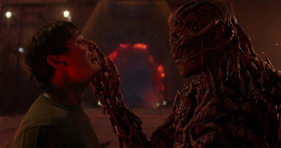 Netflix зафиксировал рекордное количество просмотров в Рождество благодаря выходу новых серий Очень странных дел Пятый сезон в общей сложности набрал 34 5 млн просмотров за неделю с 22 по 28 декабря Это второй лучший результат после ноябрьской премьеры с 59 6 миллионами В сумме последний сезон набрал 137 1 млн просмотров с момента старта Этот результат уже ставит его на четвертое место среди самых популярных англоязычных сериалов Netflix за все время Официально пятый сезон Очень странных дел попадет в рейтинг когда будут доступны все эпизоды Последняя серия выйдет 31 декабря на Netflix по московскому времени 1 января в 4 утра Она продлится 2 часа 8 минут Кинопоиск Новости